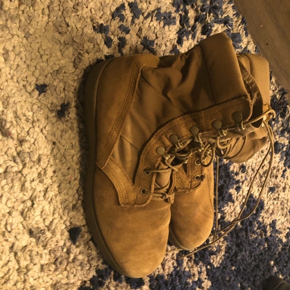 Size 10 tan Vibram combat boots - Picture 1 of 3